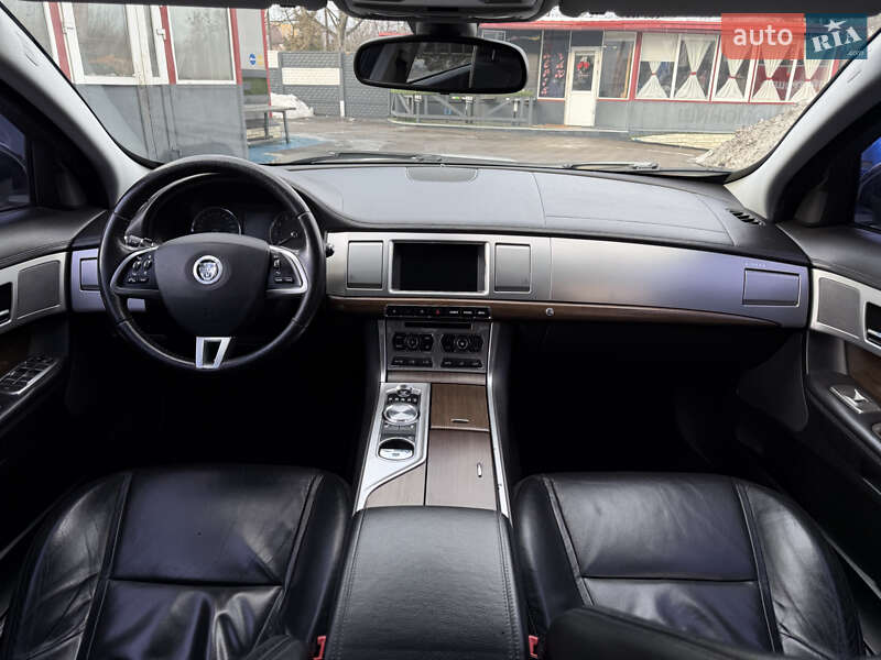 Седан Jaguar XF 2013 в Львове