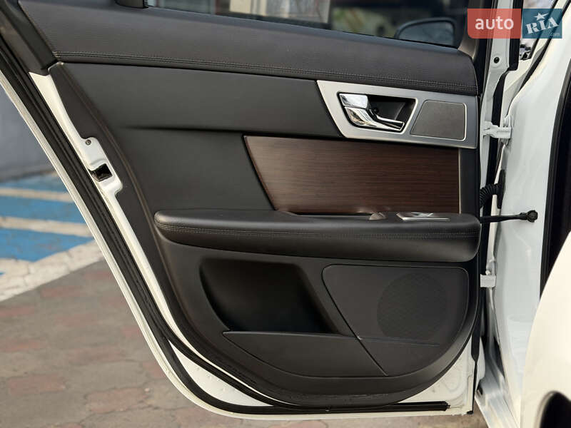 Седан Jaguar XF 2013 в Львове