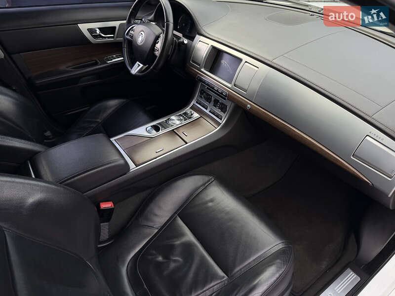 Седан Jaguar XF 2013 в Львове