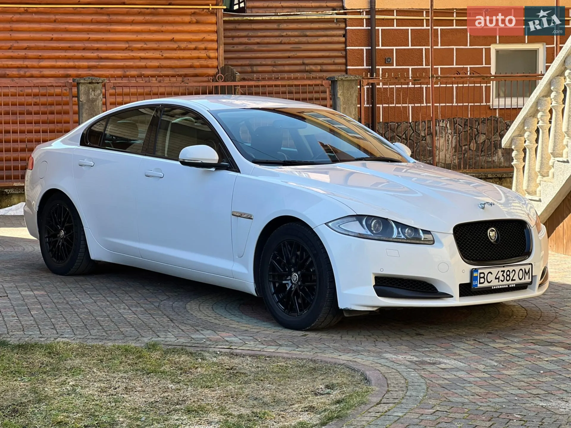 2012 Jaguar XF - мініатюра 3