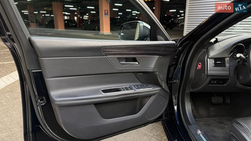 Седан Jaguar XF 2015 в Киеве