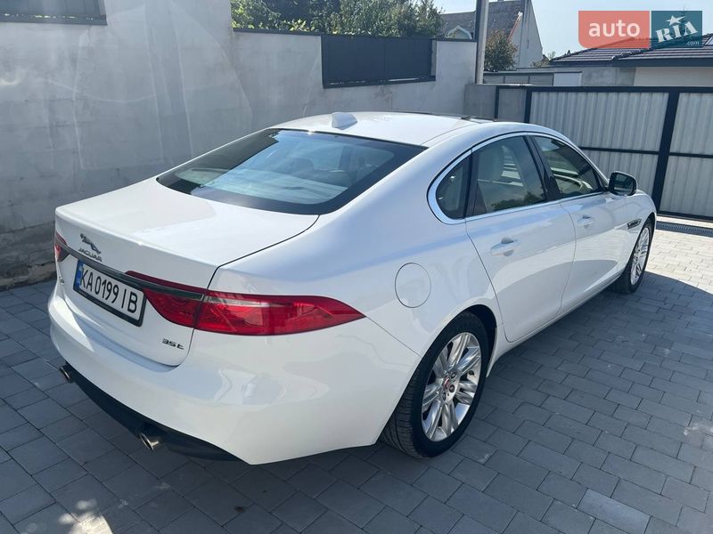 Седан Jaguar XF 2017 в Ужгороде