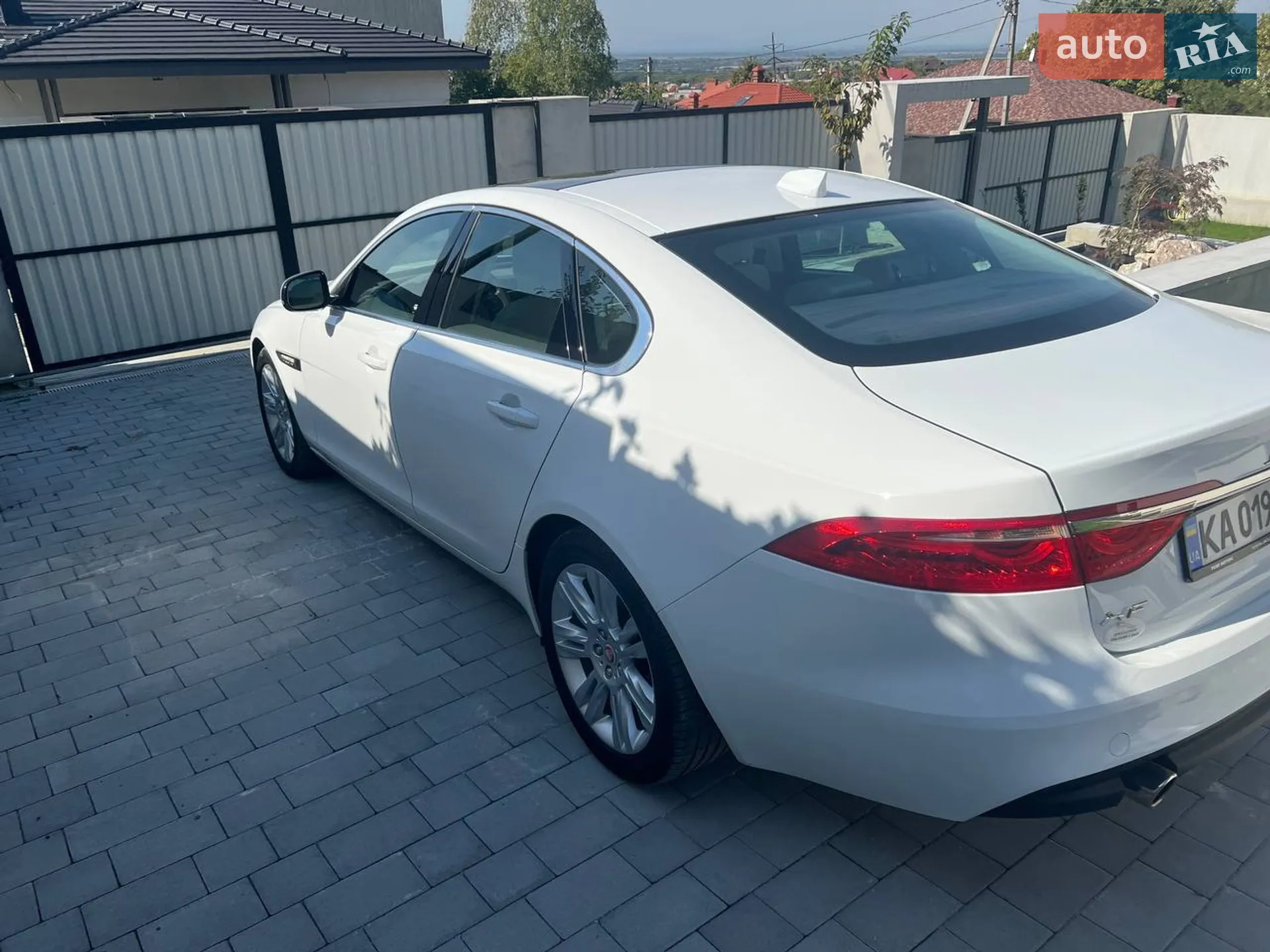 2017 Jaguar XF - мініатюра 2