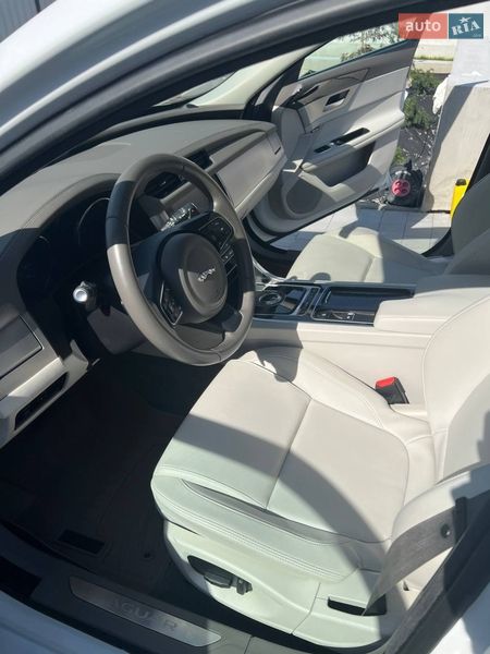Седан Jaguar XF 2017 в Ужгороде