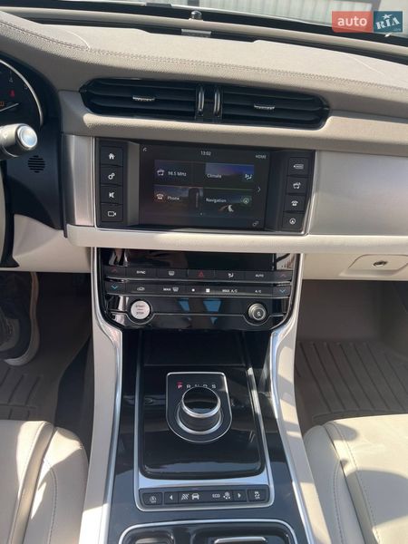Седан Jaguar XF 2017 в Ужгороде