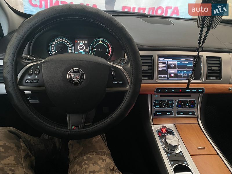 Седан Jaguar XF 2014 в Чорткове