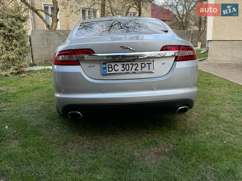 Седан Jaguar XF 2010 в Львове