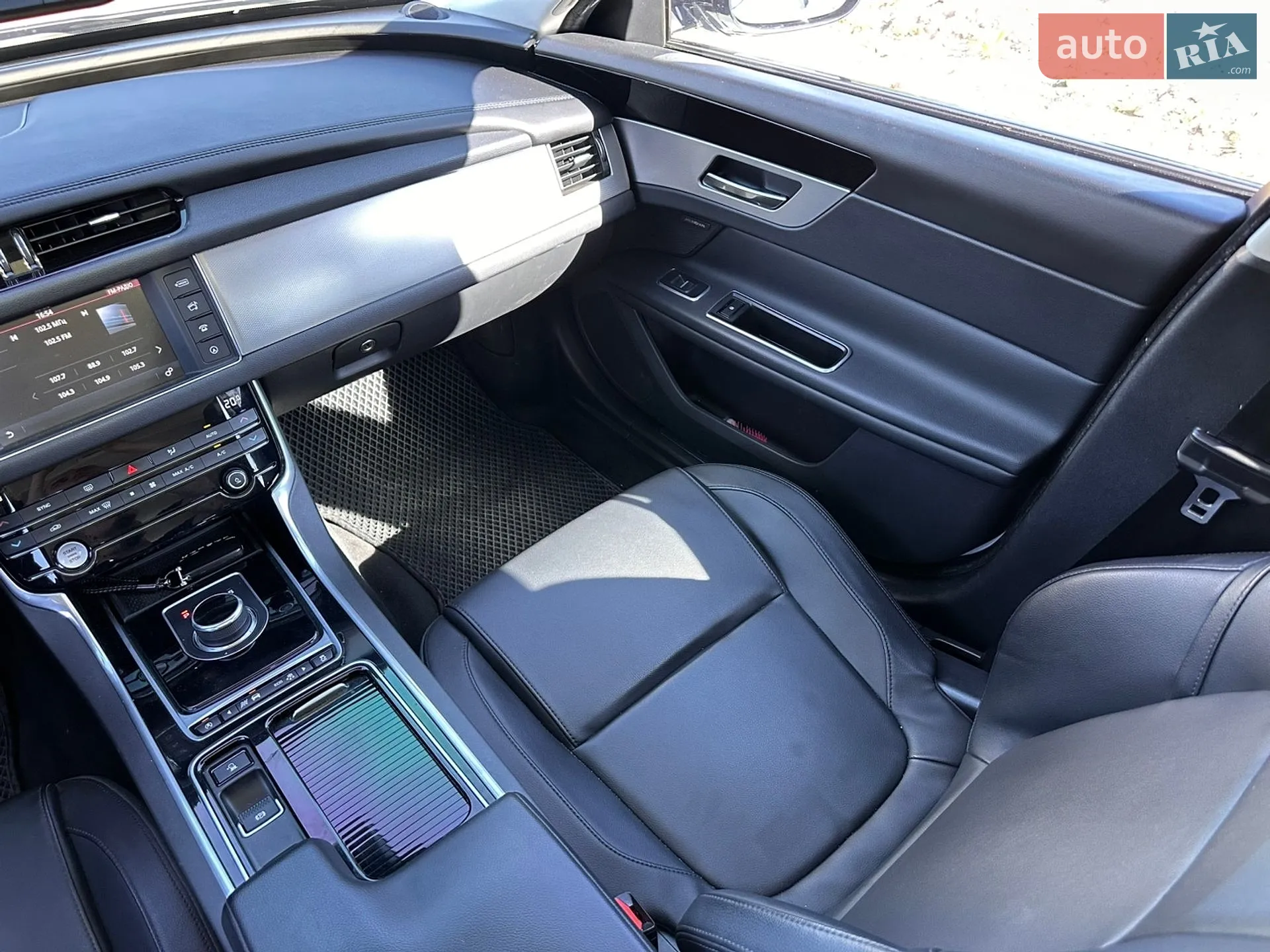 2016 Jaguar XF - мініатюра 23