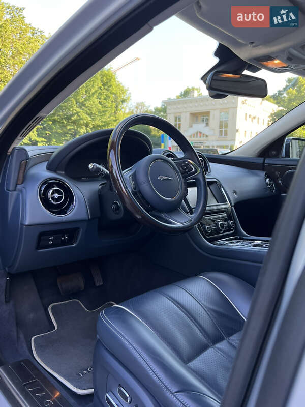Седан Jaguar XJ 2013 в Львове