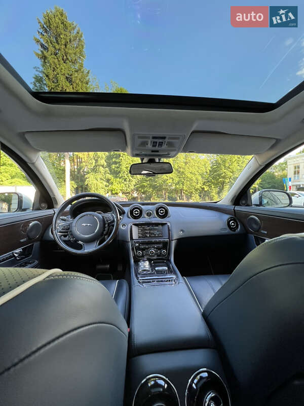 Седан Jaguar XJ 2013 в Львове