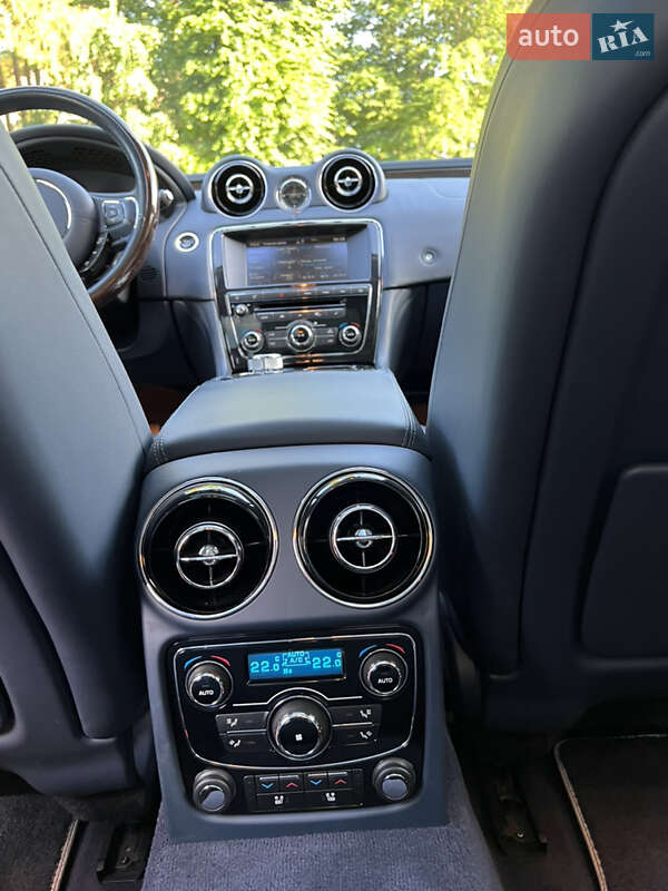 Седан Jaguar XJ 2013 в Львове