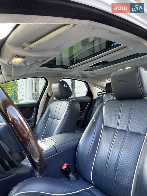 Седан Jaguar XJ 2013 в Львове