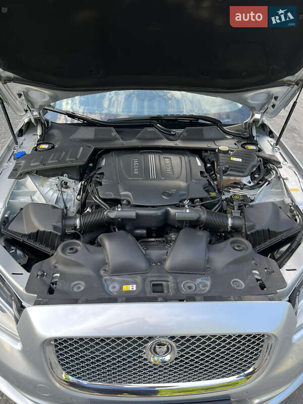 Седан Jaguar XJ 2013 в Львове