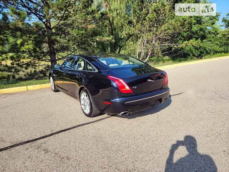 Седан Jaguar XJ 2010 в Львові