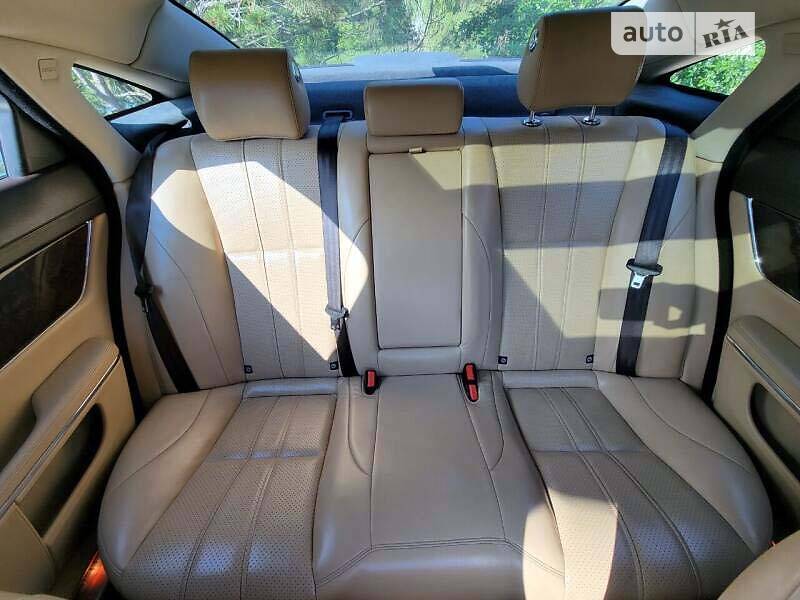 Седан Jaguar XJ 2010 в Львові