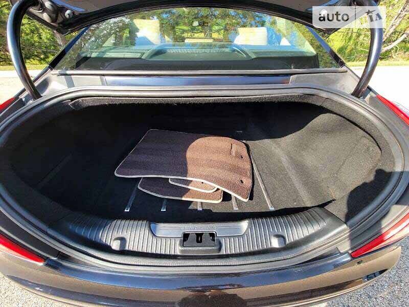 Седан Jaguar XJ 2010 в Львові