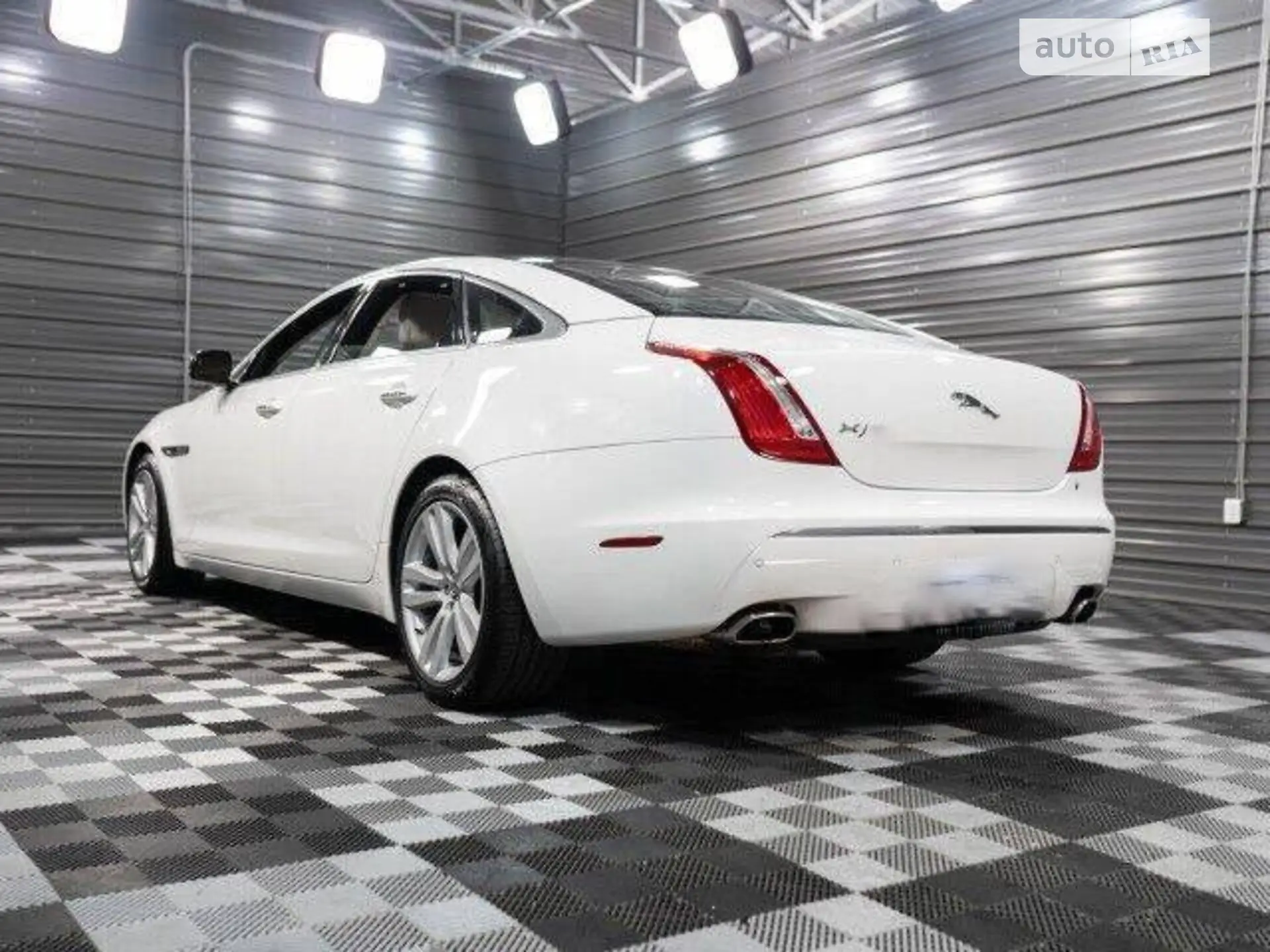 2011 Jaguar XJ - мініатюра 3
