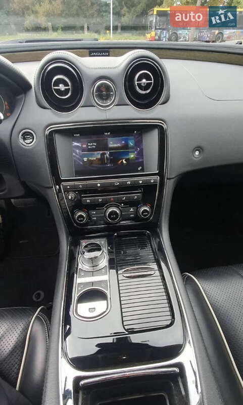 Седан Jaguar XJ 2015 в Рівному