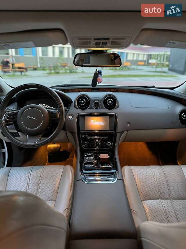 Седан Jaguar XJ 2013 в Луцьку