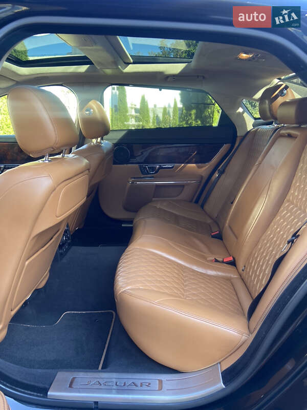 Седан Jaguar XJ 2016 в Львові