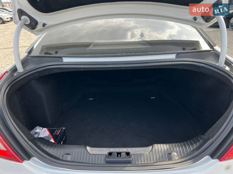 Седан Jaguar XJ 2017 в Львове