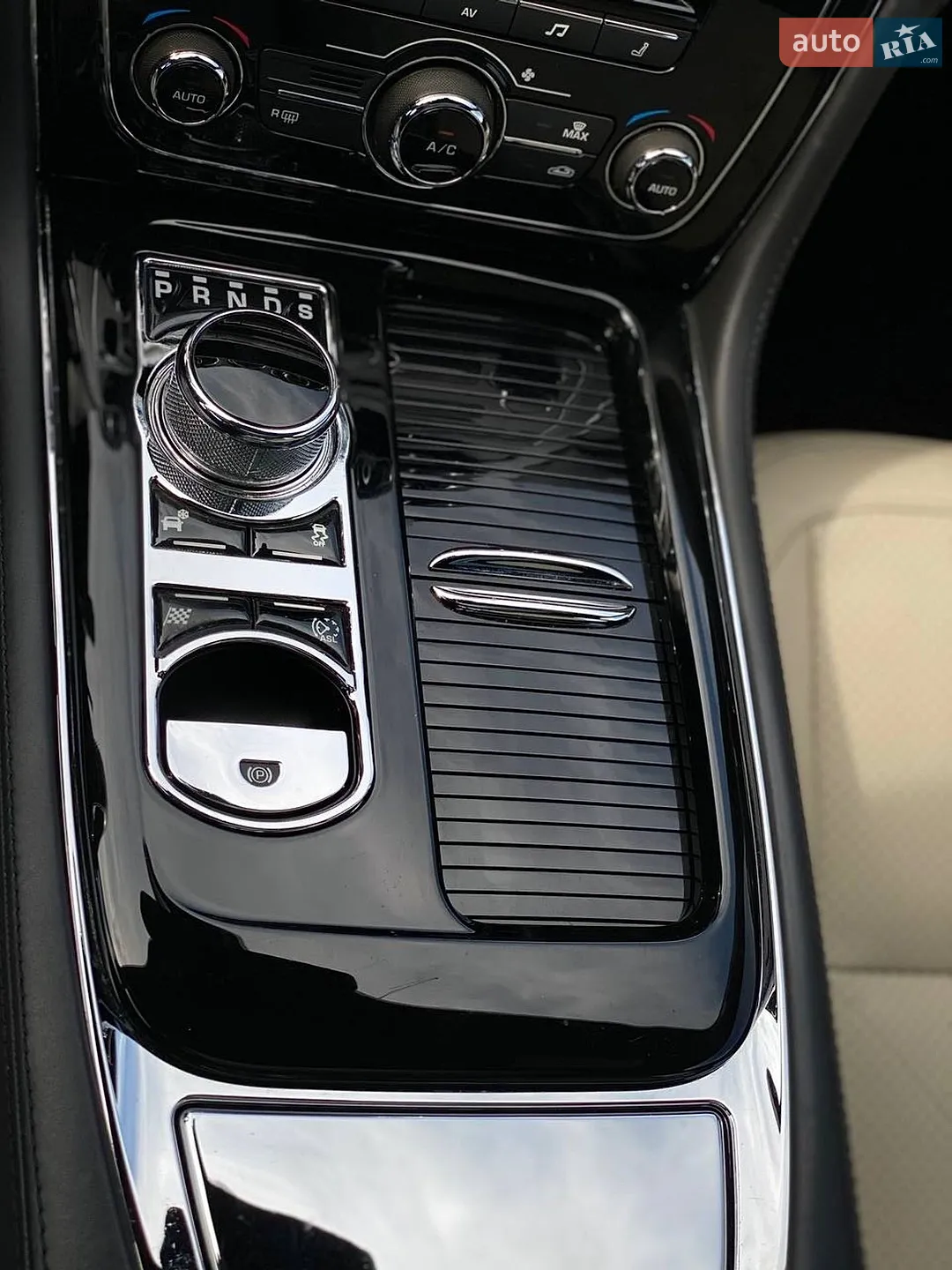 2015 Jaguar XJ - мініатюра 40