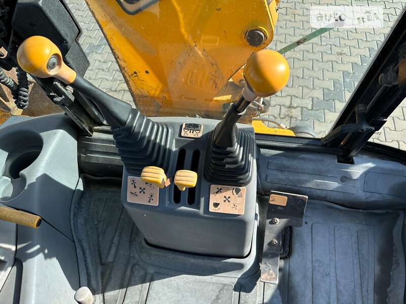 Екскаватор навантажувач JCB 3CX 2000 в Горохові