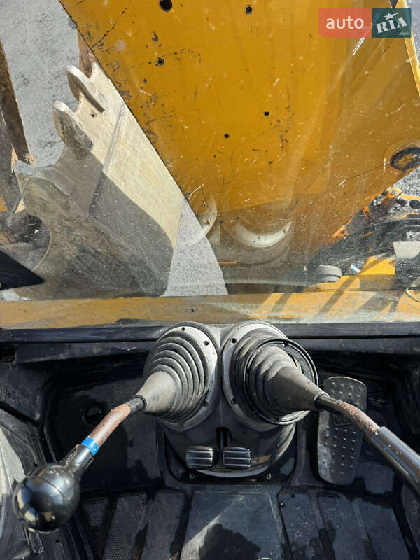 Колесный экскаватор JCB 3CX 2007 в Городке