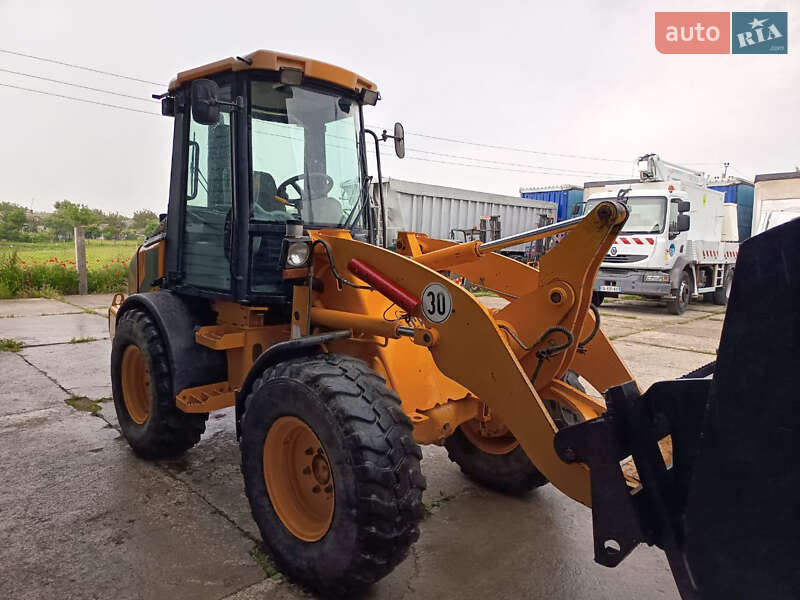 Фронтальный погрузчик JCB 407 2006 в Житомире