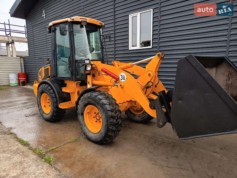 Фронтальный погрузчик JCB 407 2006 в Житомире