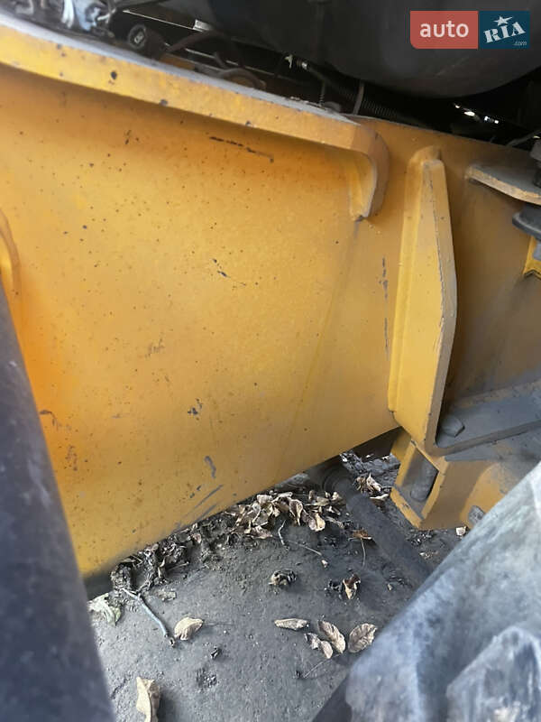 Екскаватор навантажувач JCB 4CX 2003 в Чернівцях