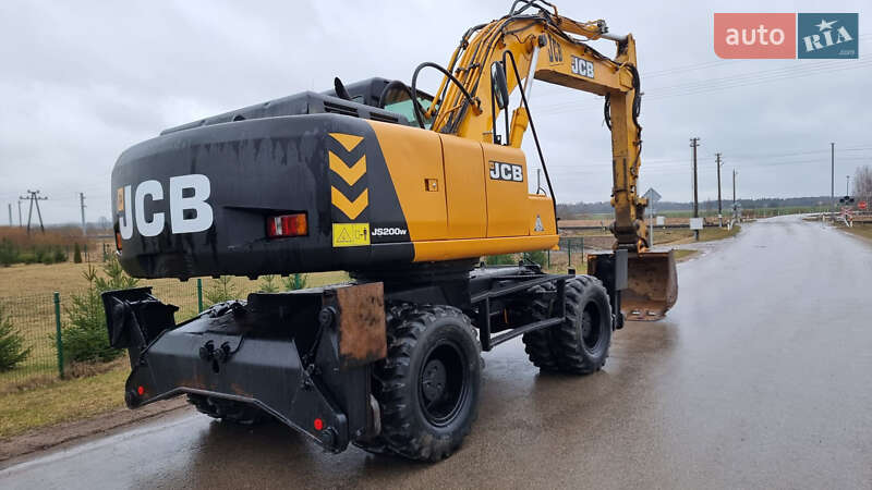 Колесный экскаватор JCB JS 200 2005 в Беляевке