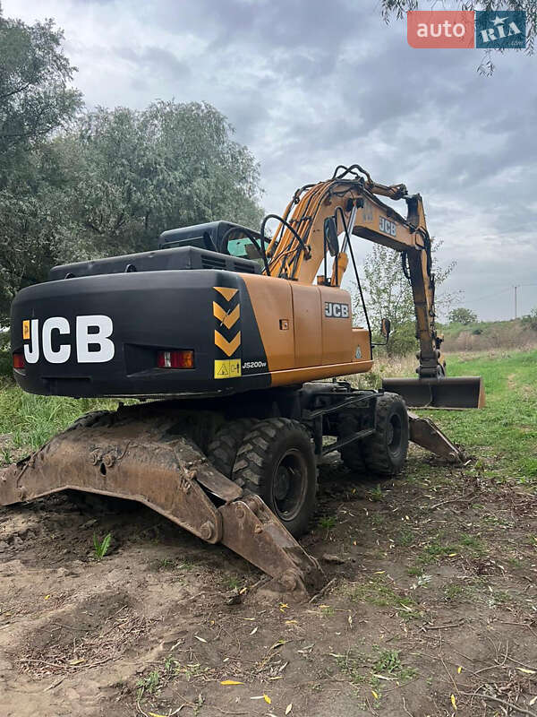 Колесный экскаватор JCB JS 200 2005 в Беляевке