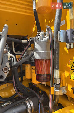 Гусеничный экскаватор JCB JS 220LC 2012 в 