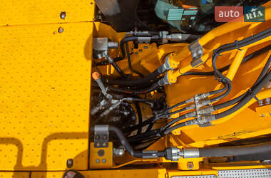 Гусеничный экскаватор JCB JS 220LC 2021 в 