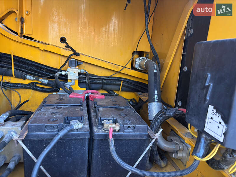 Гусеничный экскаватор JCB JS 220LC 2012 в Львове