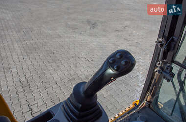 Гусеничный экскаватор JCB JS 220LC 2022 в 