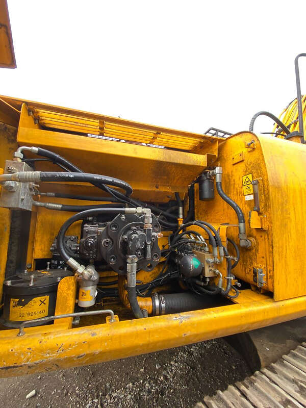 Экскаватор погрузчик JCB JS 240 2005 в Тячеве