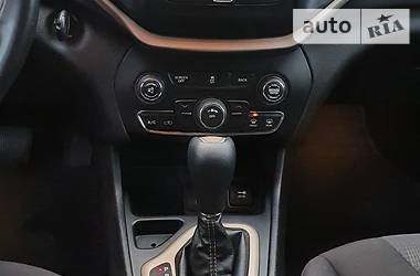 Позашляховик / Кросовер Jeep Cherokee 2015 в 