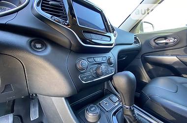 Позашляховик / Кросовер Jeep Cherokee 2019 в 