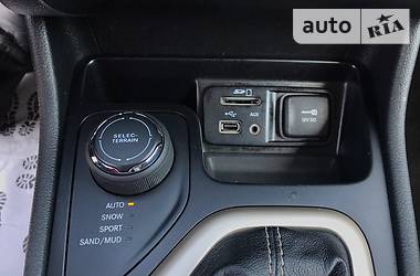 Позашляховик / Кросовер Jeep Cherokee 2015 в 