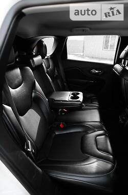 Внедорожник / Кроссовер Jeep Cherokee 2019 в 