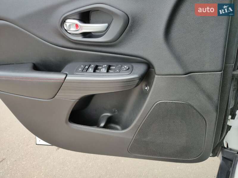 Внедорожник / Кроссовер Jeep Cherokee 2015 в Запорожье