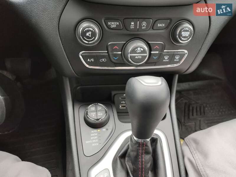 Внедорожник / Кроссовер Jeep Cherokee 2015 в Запорожье