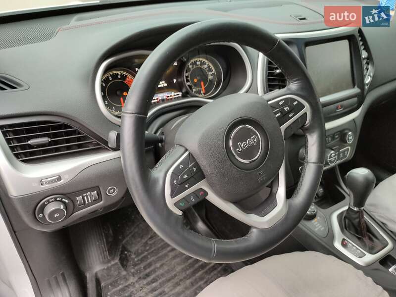 Внедорожник / Кроссовер Jeep Cherokee 2015 в Запорожье