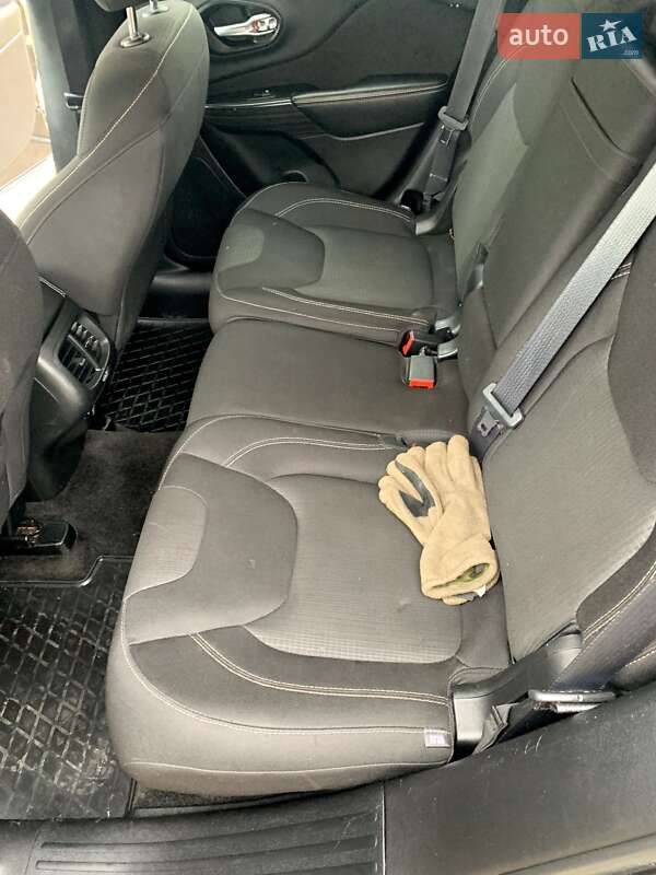 Внедорожник / Кроссовер Jeep Cherokee 2015 в Новояворовске