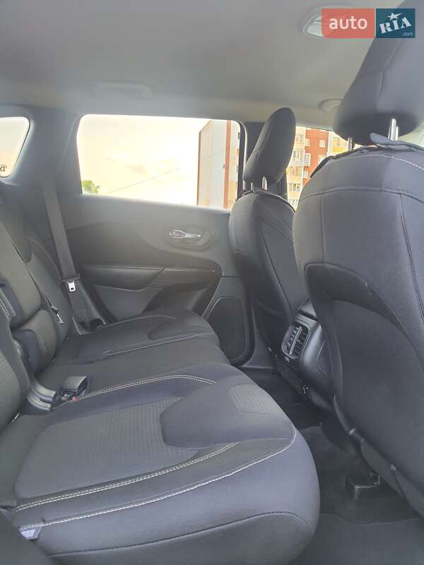 Позашляховик / Кросовер Jeep Cherokee 2015 в Харкові