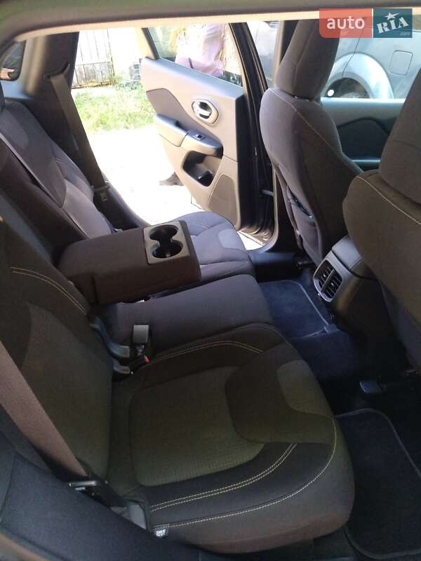 Позашляховик / Кросовер Jeep Cherokee 2015 в Івано-Франківську