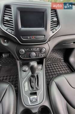 Внедорожник / Кроссовер Jeep Cherokee 2020 в 