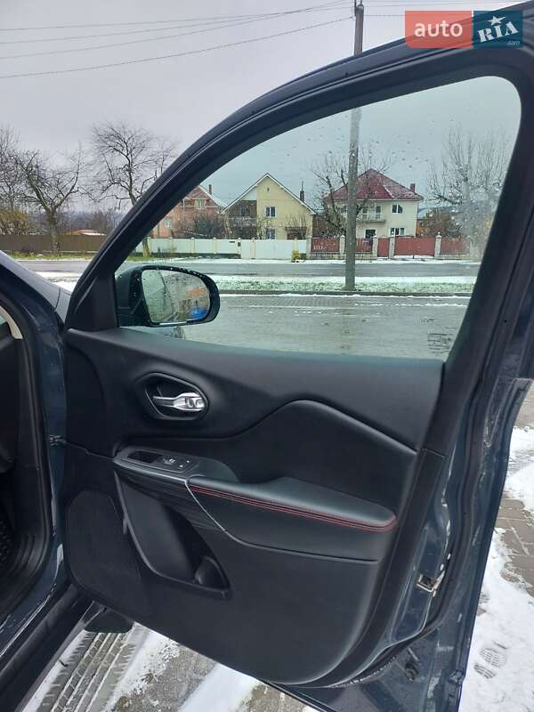 Внедорожник / Кроссовер Jeep Cherokee 2016 в Ужгороде фото 14 Внедорожник / Кроссовер Jeep Cherokee 2016 в Ужгороде